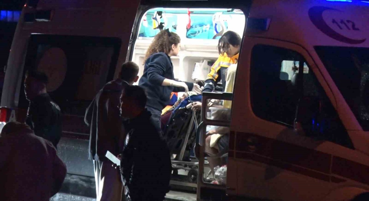 Kadıköyde 5 katlı binada korkutan yangın: 20 kişi dumandan etkilendi