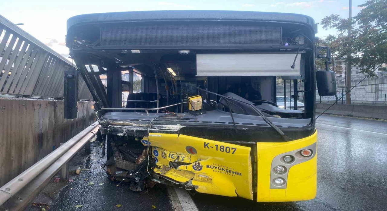 Kadıköyde alkollü İETT şoförü bariyerlere saplandı: 2 yaralı