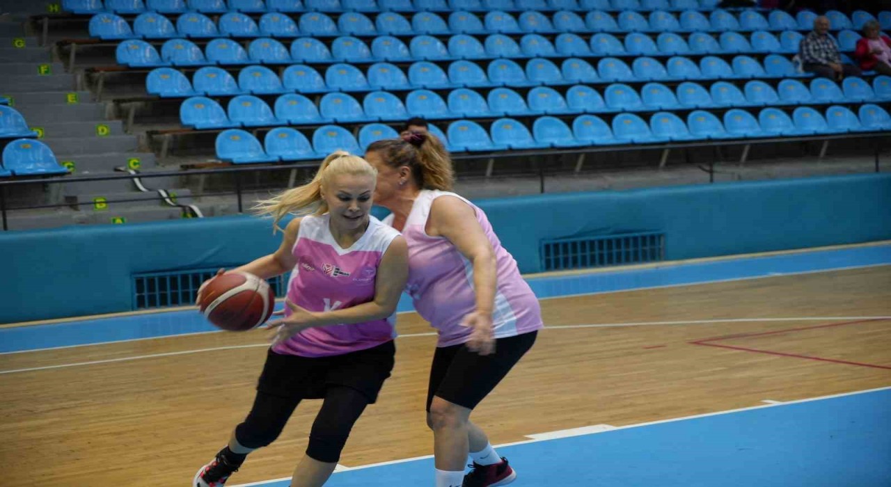 Kadınlar pembe formalarla sahaya çıktı, Spora ne kadar yakınsak, kansere o kadar uzağız dedi