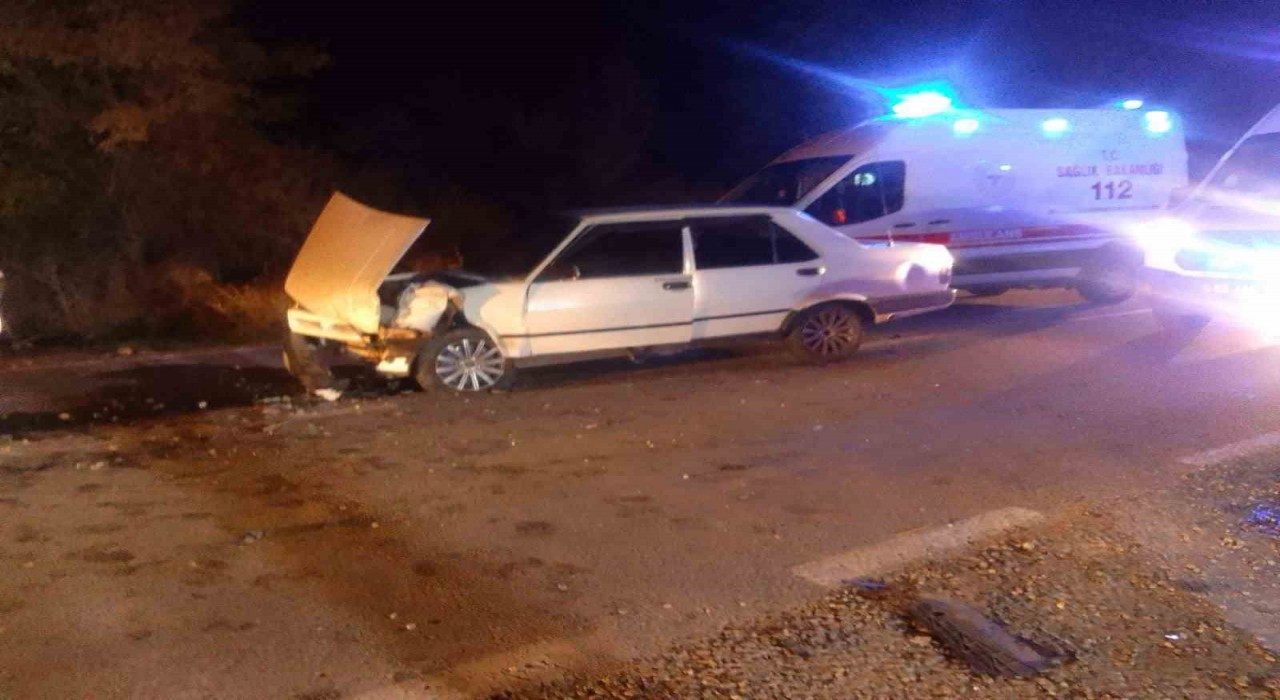 Kafa kafaya çarpışan otomobillerde 4 çocuk yaralandı