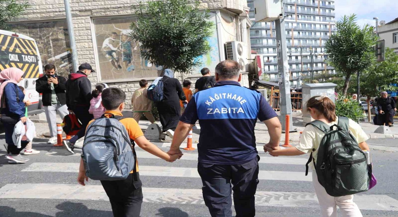 Kağıthanede çocukların güvenliği için okul önlerinde denetimler sıklaştırıldı