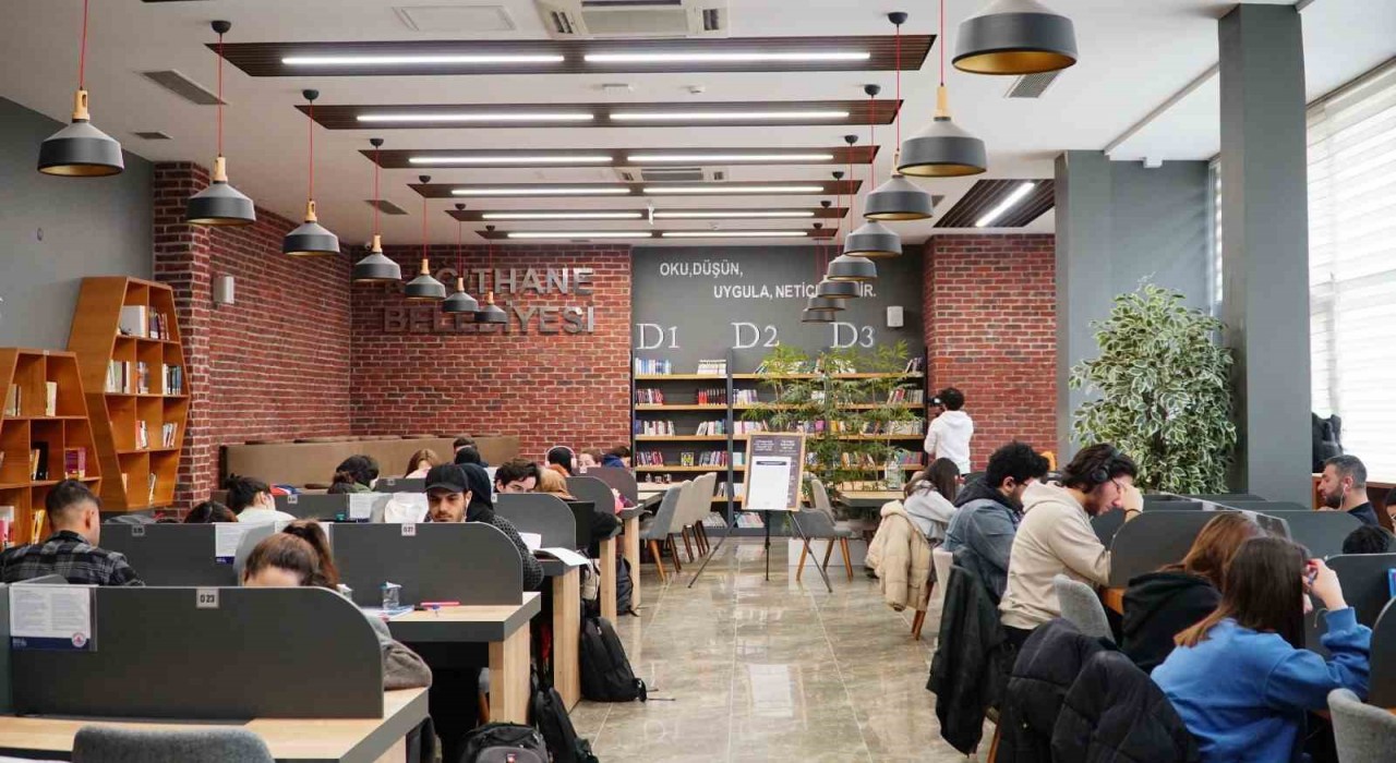 Kağıthanede millet kıraathaneleri gençlerin eğitim yuvası olmaya devam ediyor