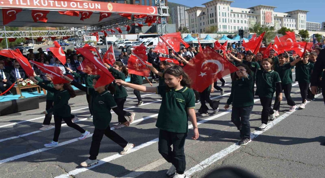 Kahramanmaraşta Cumhuriyet Bayramının 102. yıl dönümü kutlandı