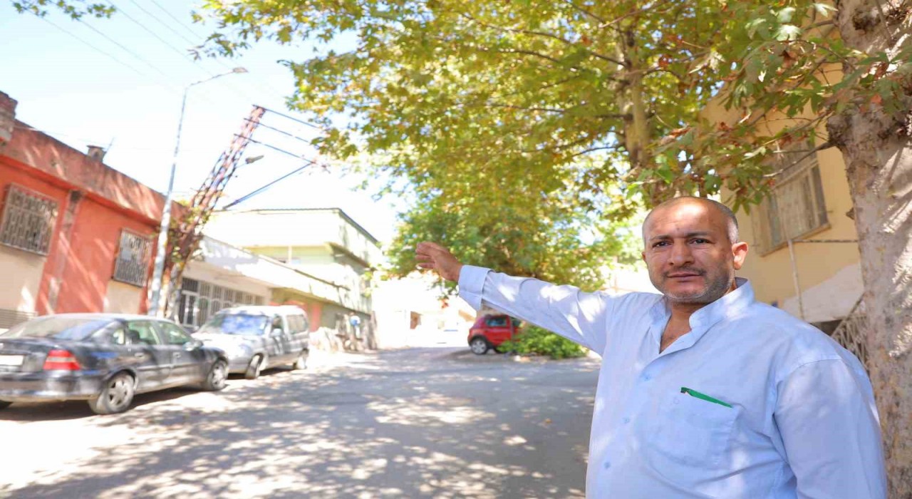 Kahramanmaraşta kamyonun çarptığı elektrik direği aylardır eğik halde duruyor