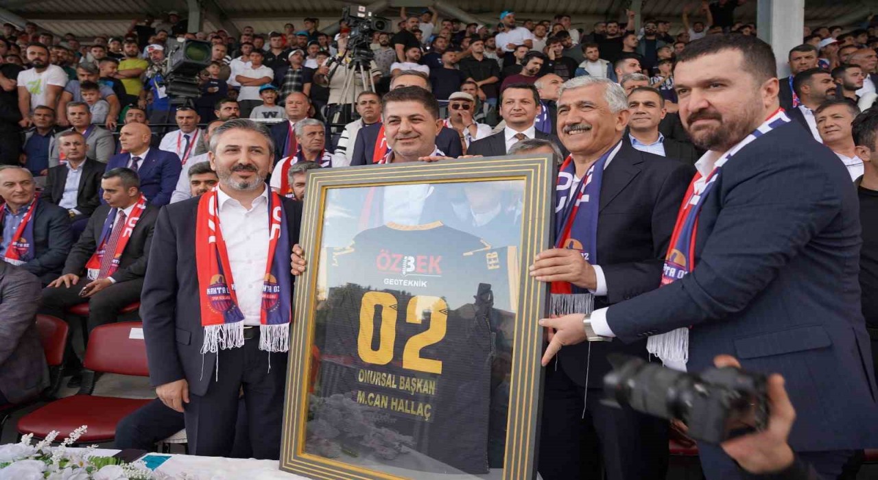 Kahta 02 Spor Kulübünden Başkan Hallaça Onursal Başkanlık unvanı