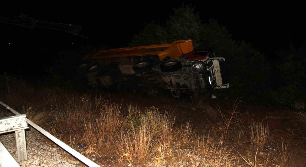 Kamyon bariyerlere çarpıp şarampole devrildi: 2 ölü, 1 yaralı