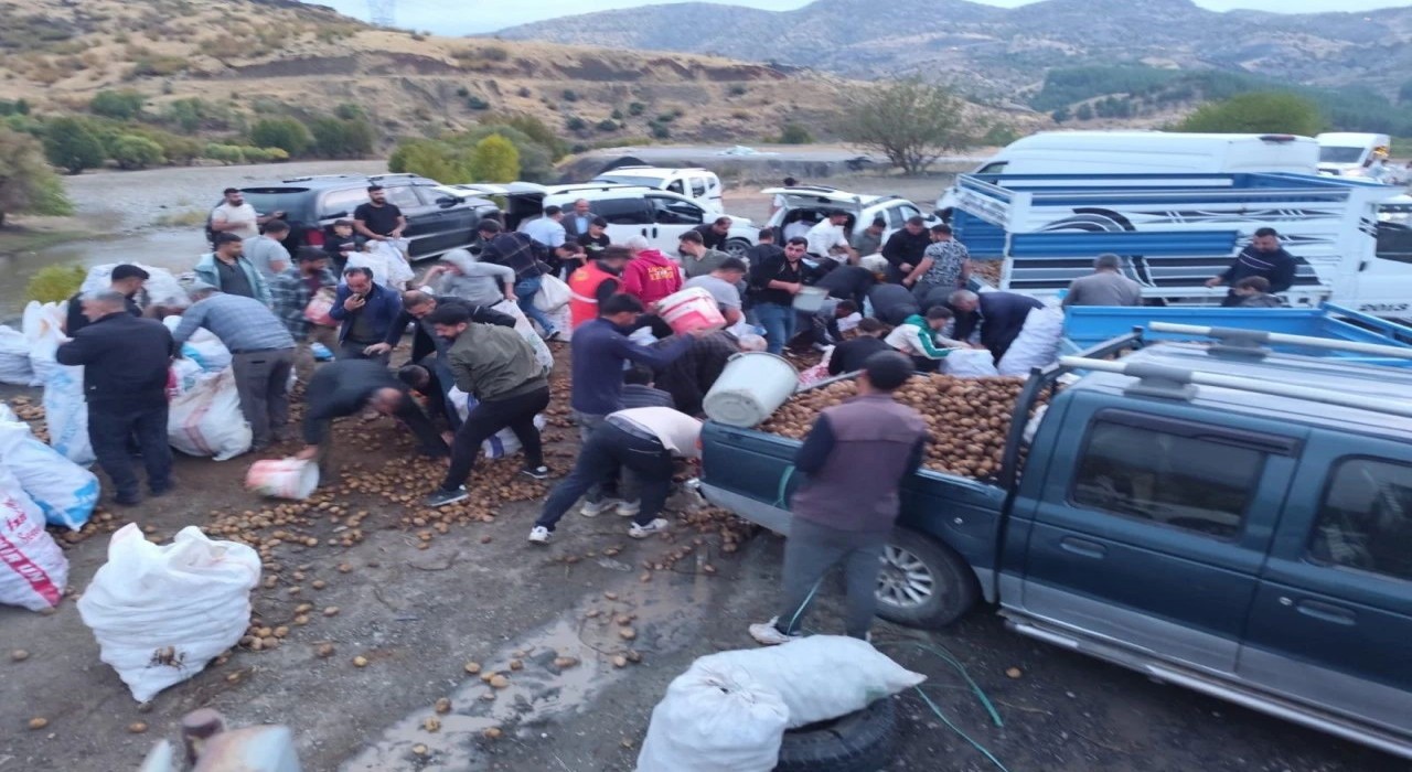 Kamyonet arızalandı, sürücü kasadaki patatesleri vatandaşlara ücretsiz dağıttı