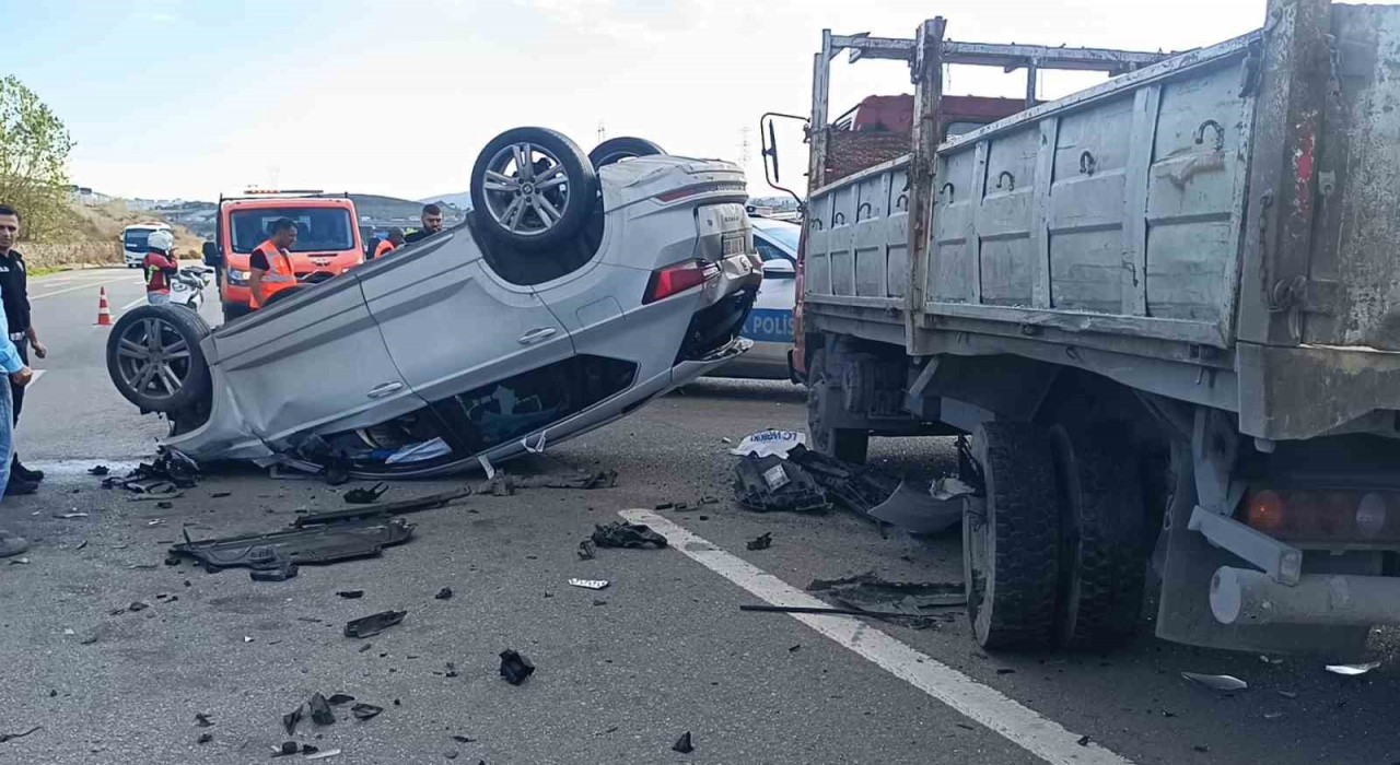 Kamyonete çarpan araç takla attı: 2 yaralı