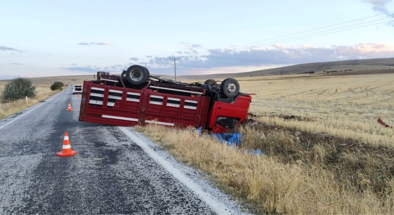 Kamyonetin devrildiği kazada 3 kişi yaralandı