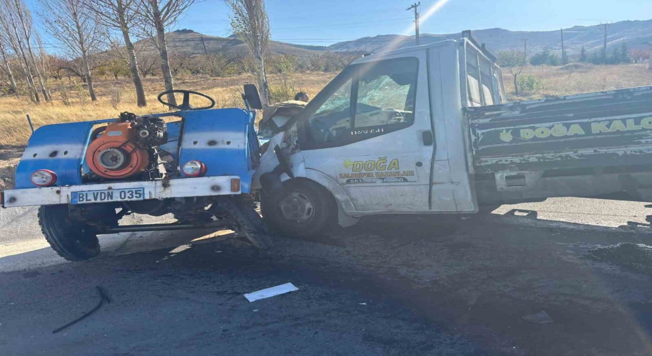 Kamyonetle çarpışan patpatın sürücüsü yaşamını yitirdi