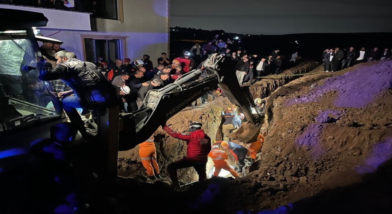 Kanalizasyon çukuru kazarken göçük altında kalan iki kardeş toprağa verildi