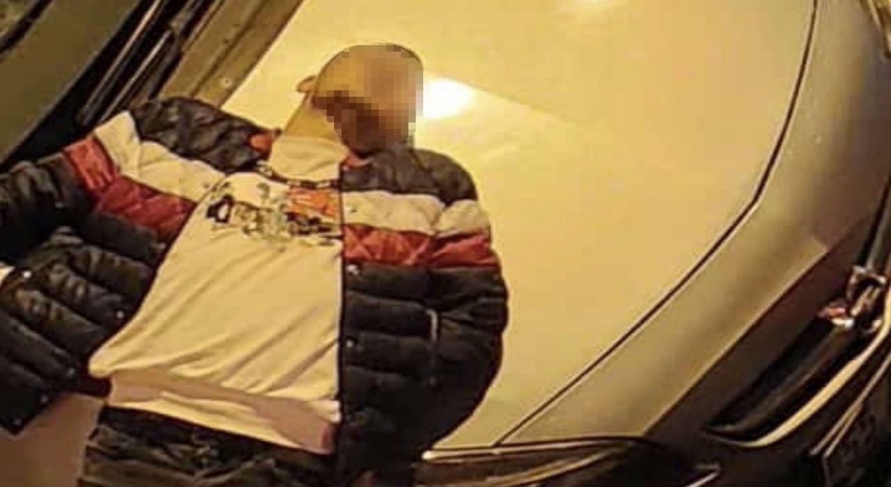 Kapı camını kırıp girdiği avizeci dükkanında uyuya kalınca yakalandı