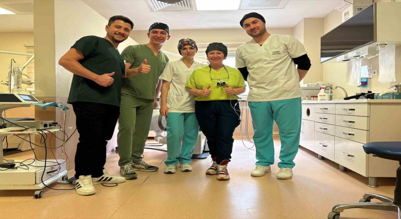 Karabükte 16 yaşındaki hastaya doğal diş nakli yapıldı