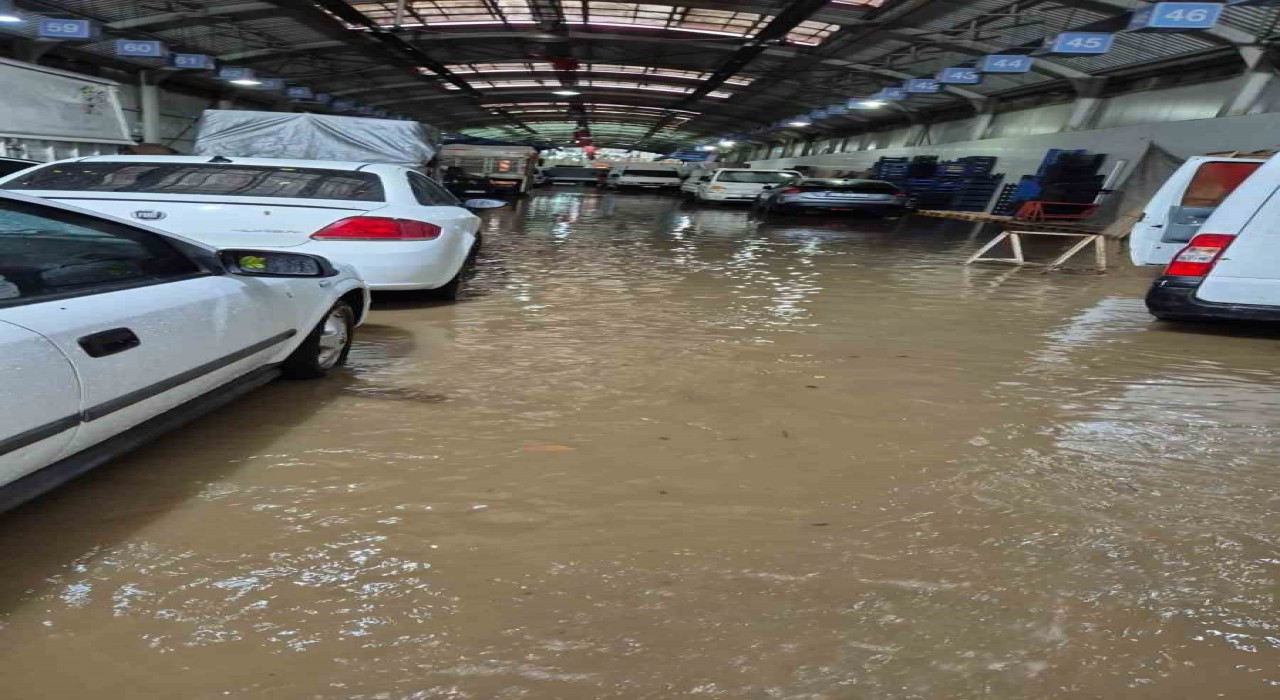 Karadeniz Ereğlide sağanak ve dolu, hayatı felç etti