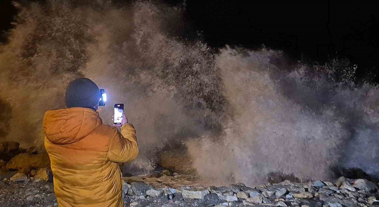 Karadenizde dalgaların boyu 8 metreyi aştı