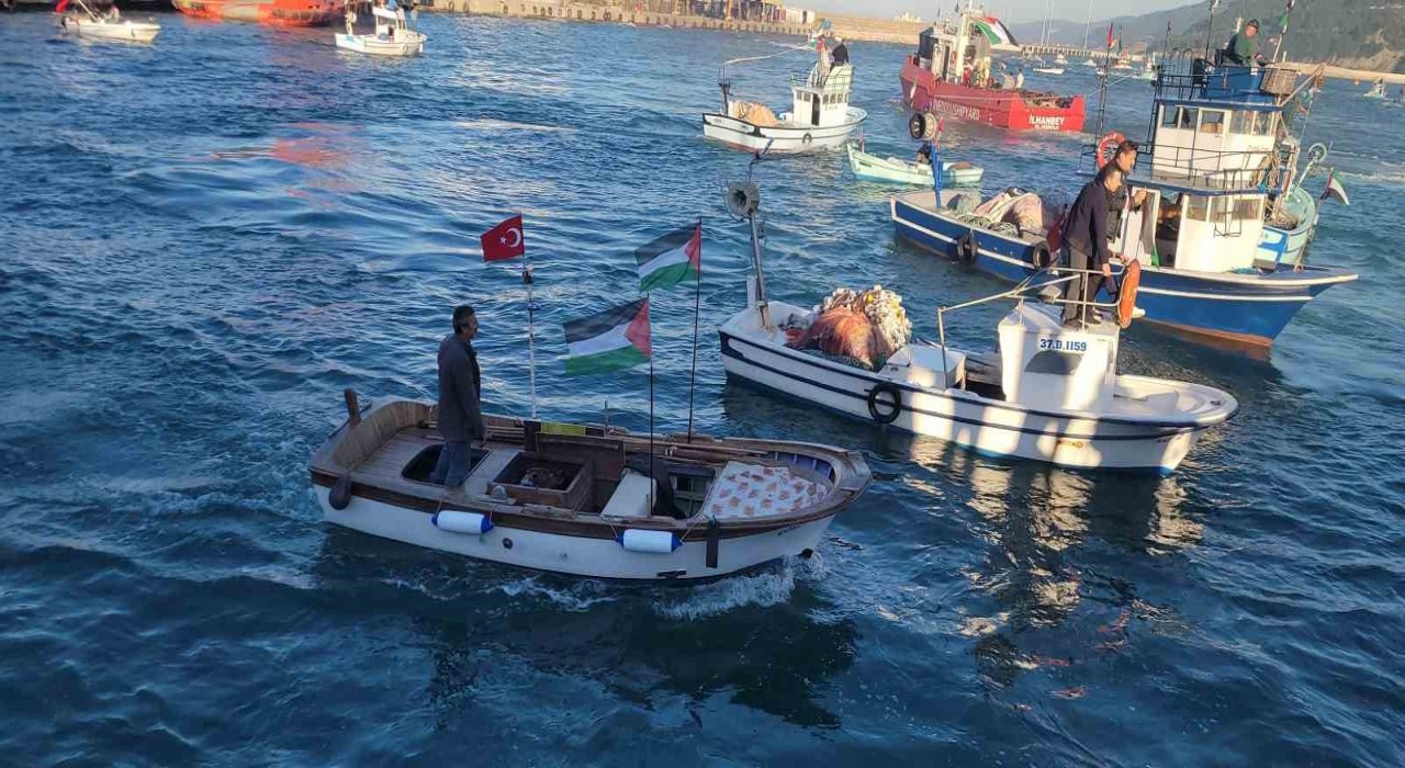 Karadenize açılan balıkçılardan Filistine özgürlük çağrısı