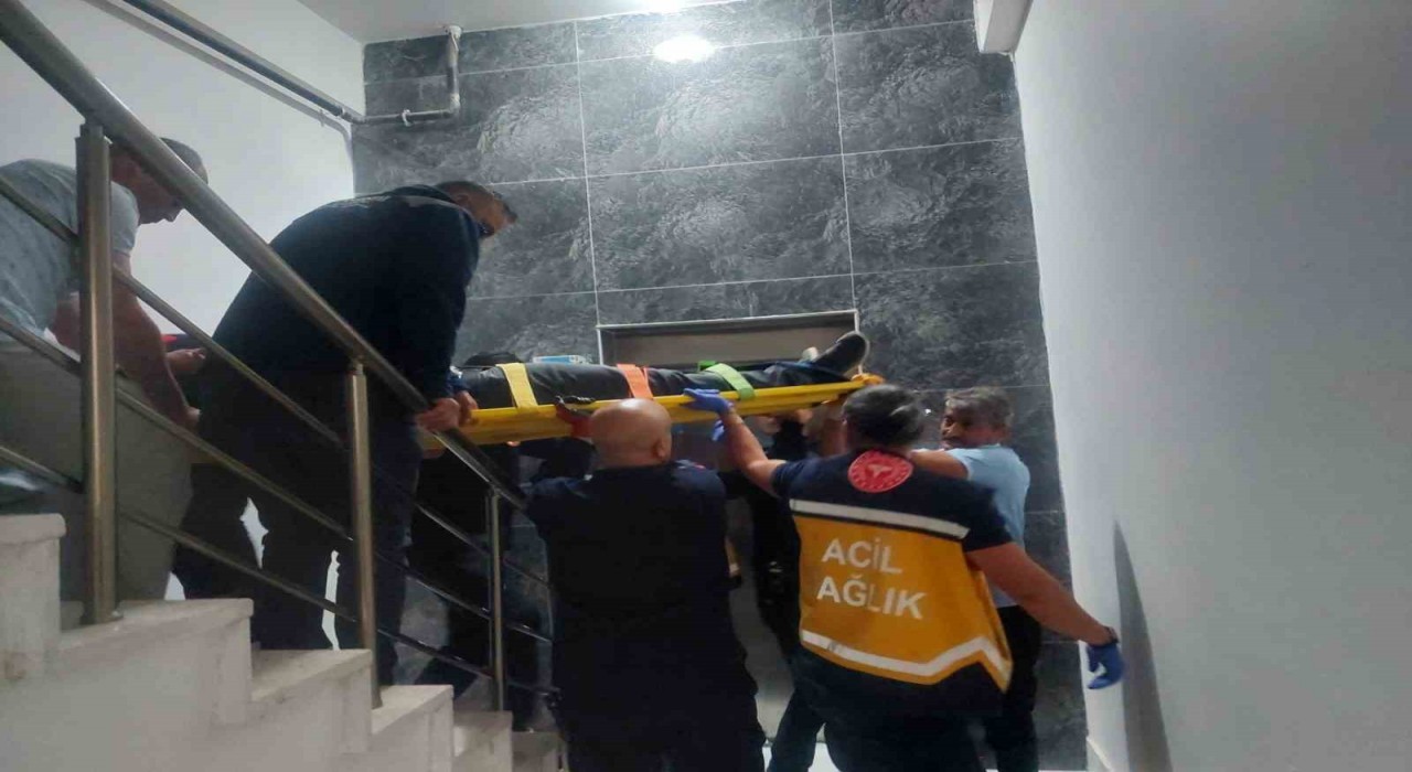 Karamanda bir kat aşağıya düşen asansördeki şahıs yaralandı