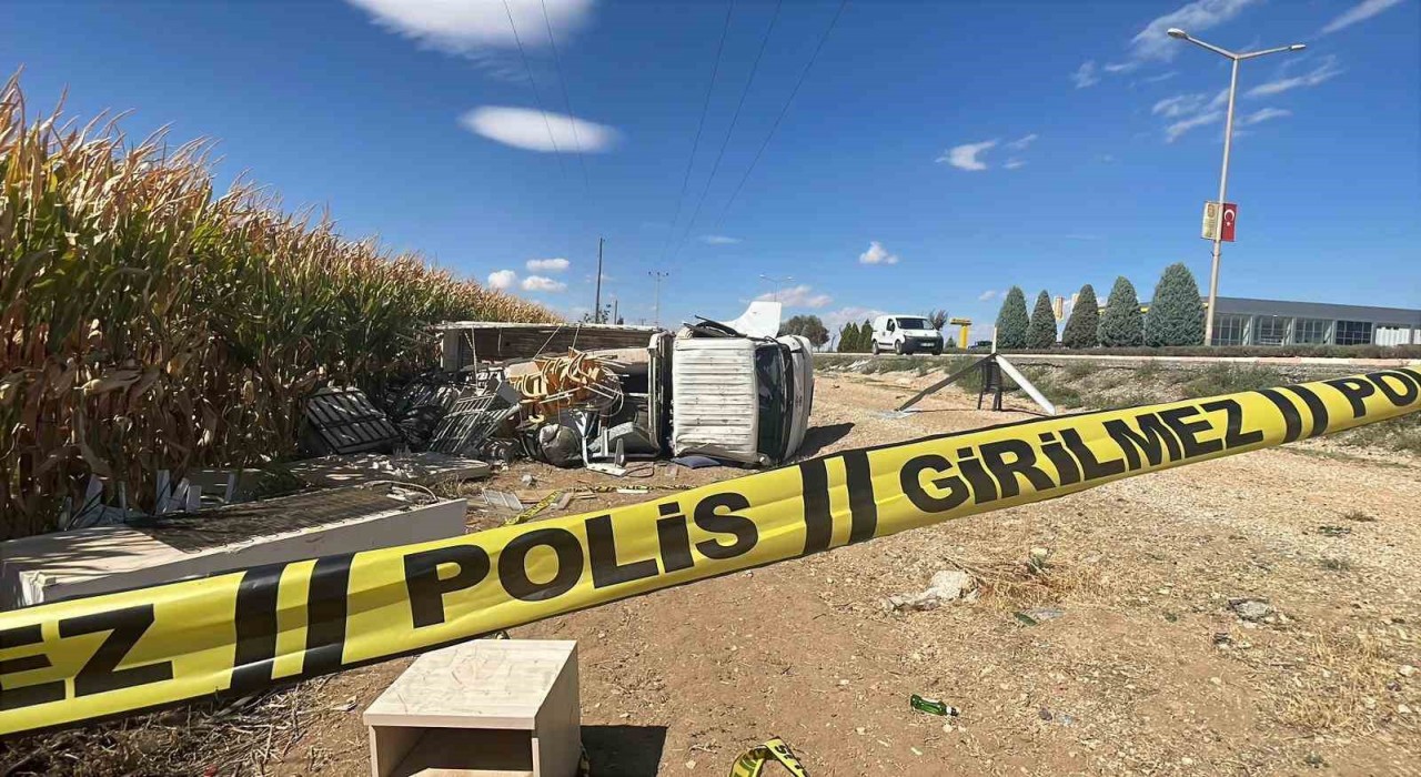 Karamanda kamyonet yol kenarına devrildi: 2 yaralı