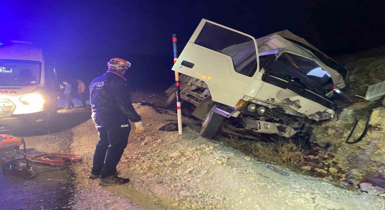 Karamanda kontrolden çıkan kamyonet kayalıklara çarptı: 1 yaralı