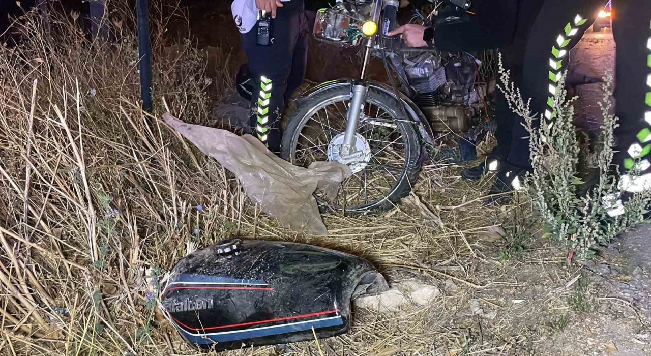 Karamanda motosiklet şarampole devrildi: 2 yaralı