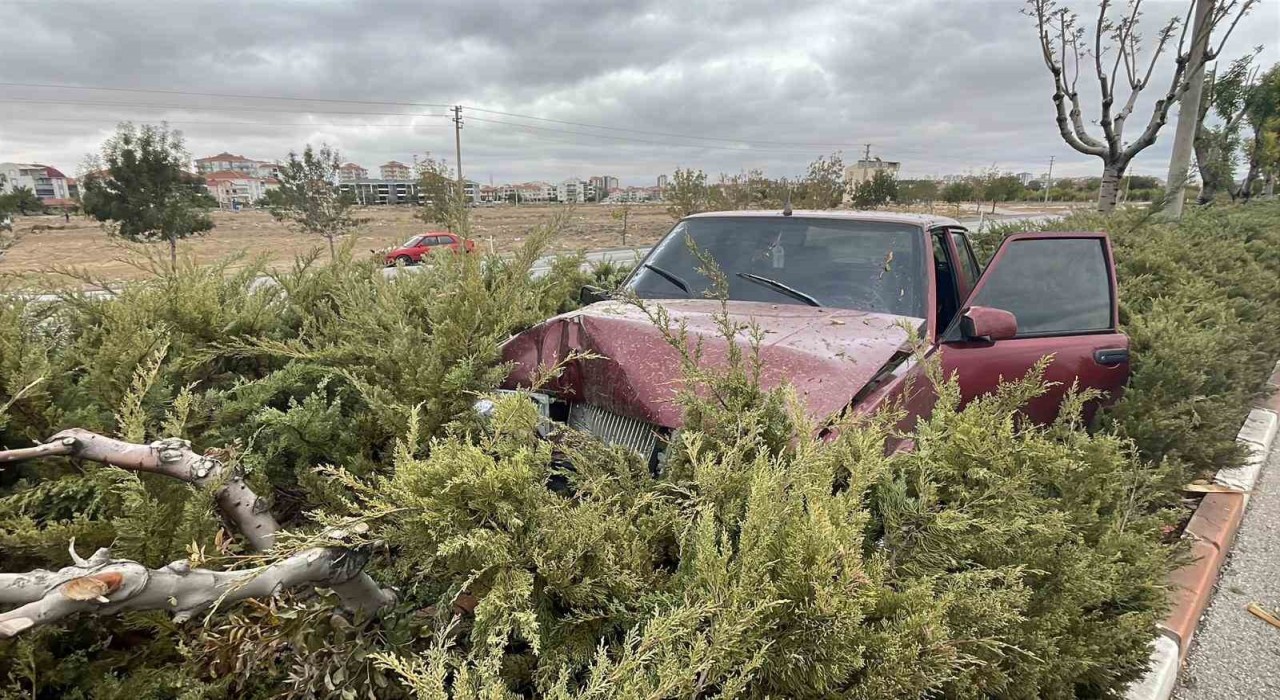 Karamanda otomobil refüje çıktı: 2 yaralı