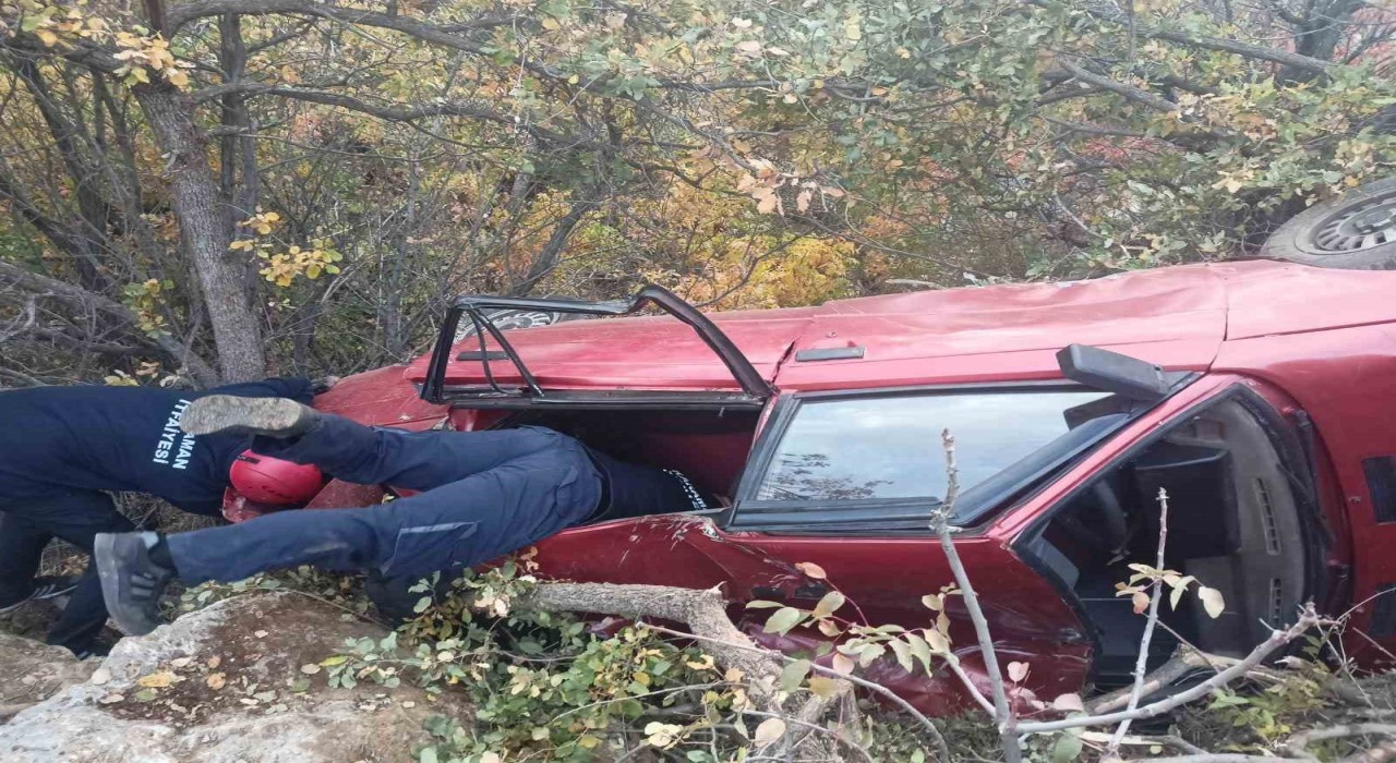 Karamanda otomobil uçuruma yuvarlandı: 3 yaralı