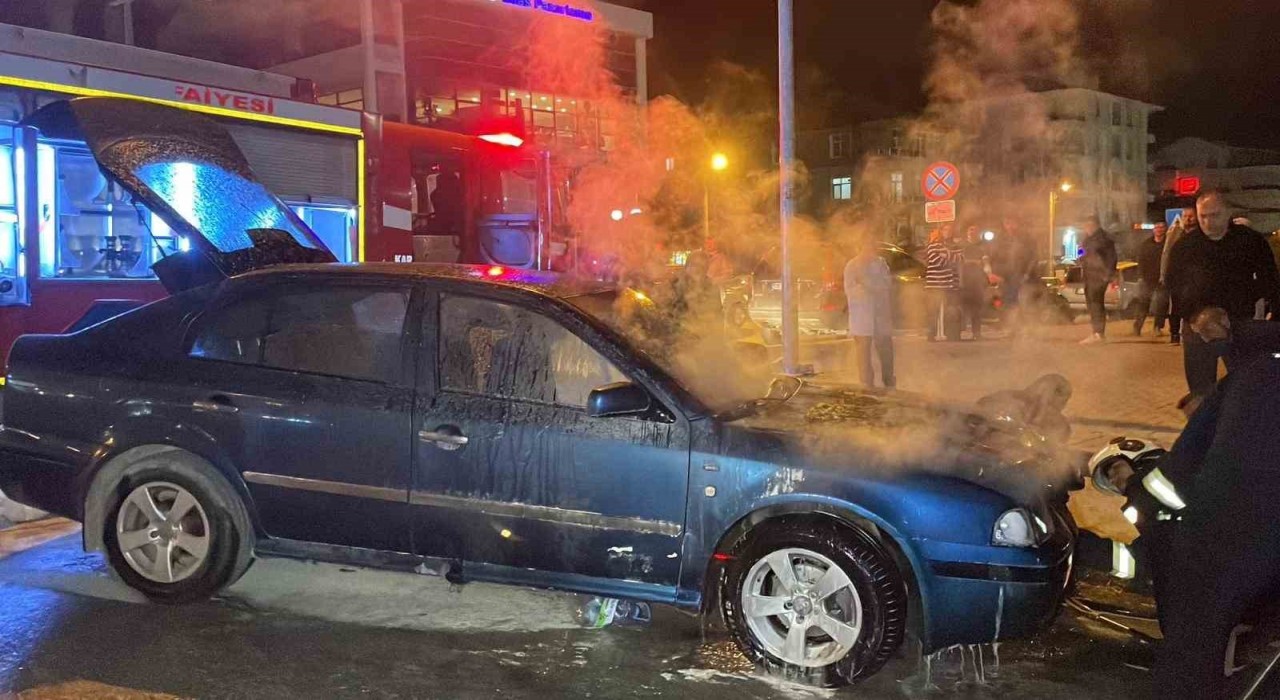 Karamanda seyir halindeki otomobil alev alarak yandı