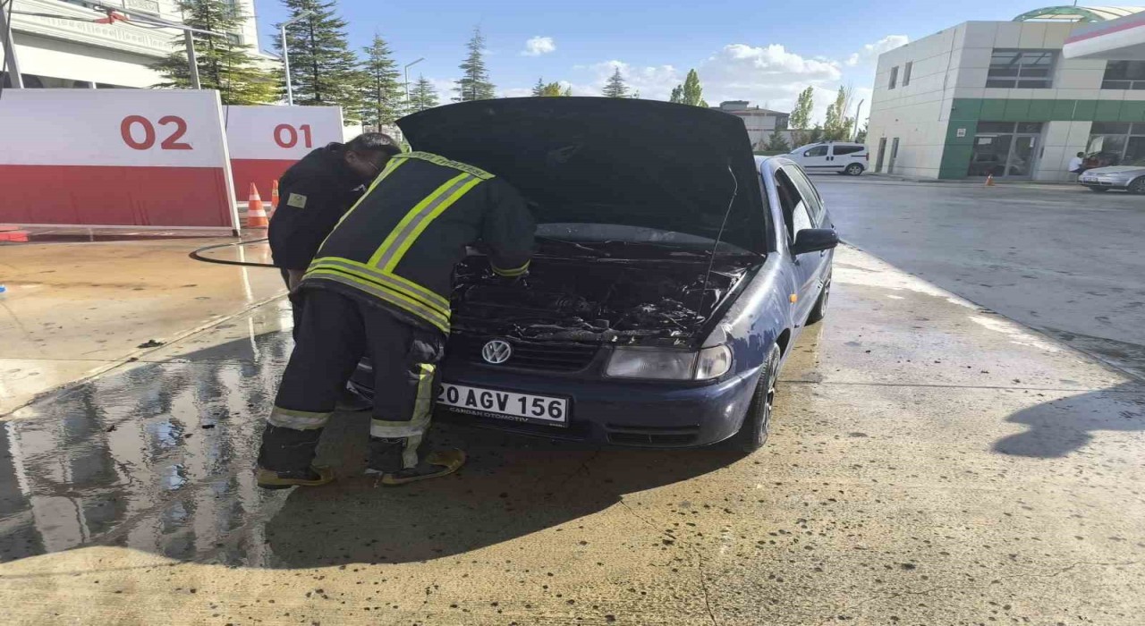 Karapınarda otomobil yangını paniğe neden oldu