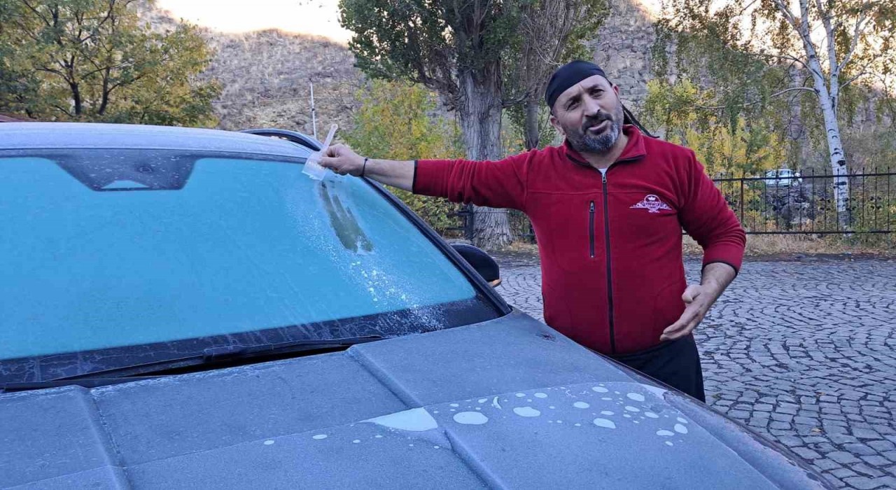 Kars buz kesti: Termometreler eksi 7yi görünce araç camları buz tuttu