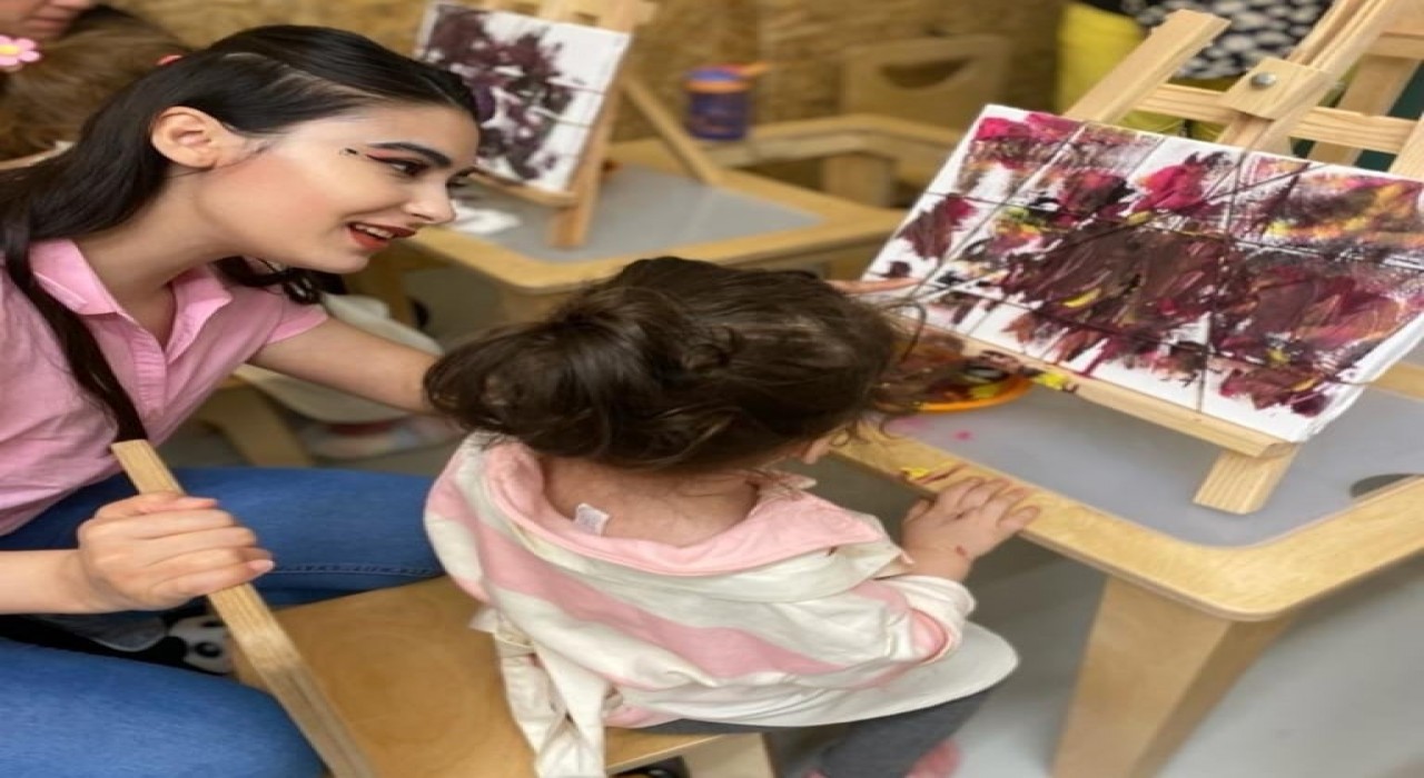 Karşıyakanın sanatçı öğretmeni, çocuklara sevgiyi, tuvale hayali işliyor