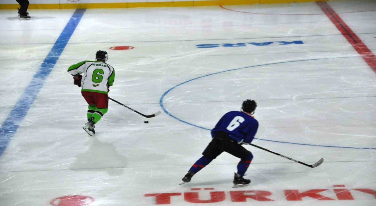 Karsta buz hokeyi heyecanı