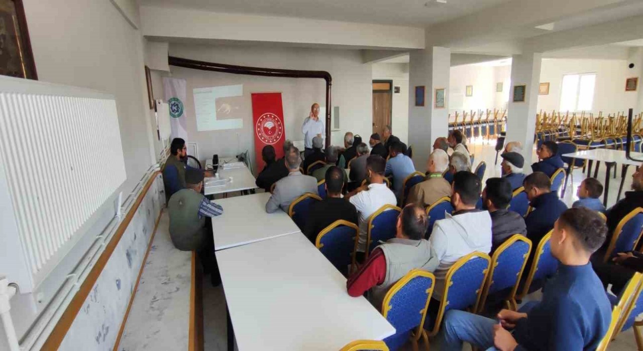 Karsta hayvan yetiştiriclerine şarbon hastalığı ve korunma yöntemleri anlatılıyor