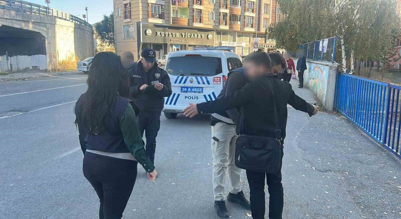 Karsta okul önlerinde uygulamalar sıklaştırıldı