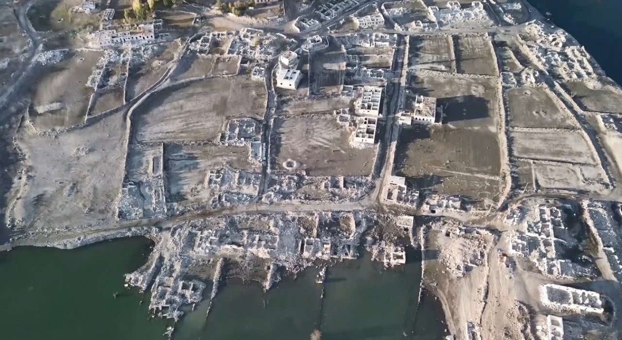 Karsta sular çekildi, eski köy ortaya çıktı