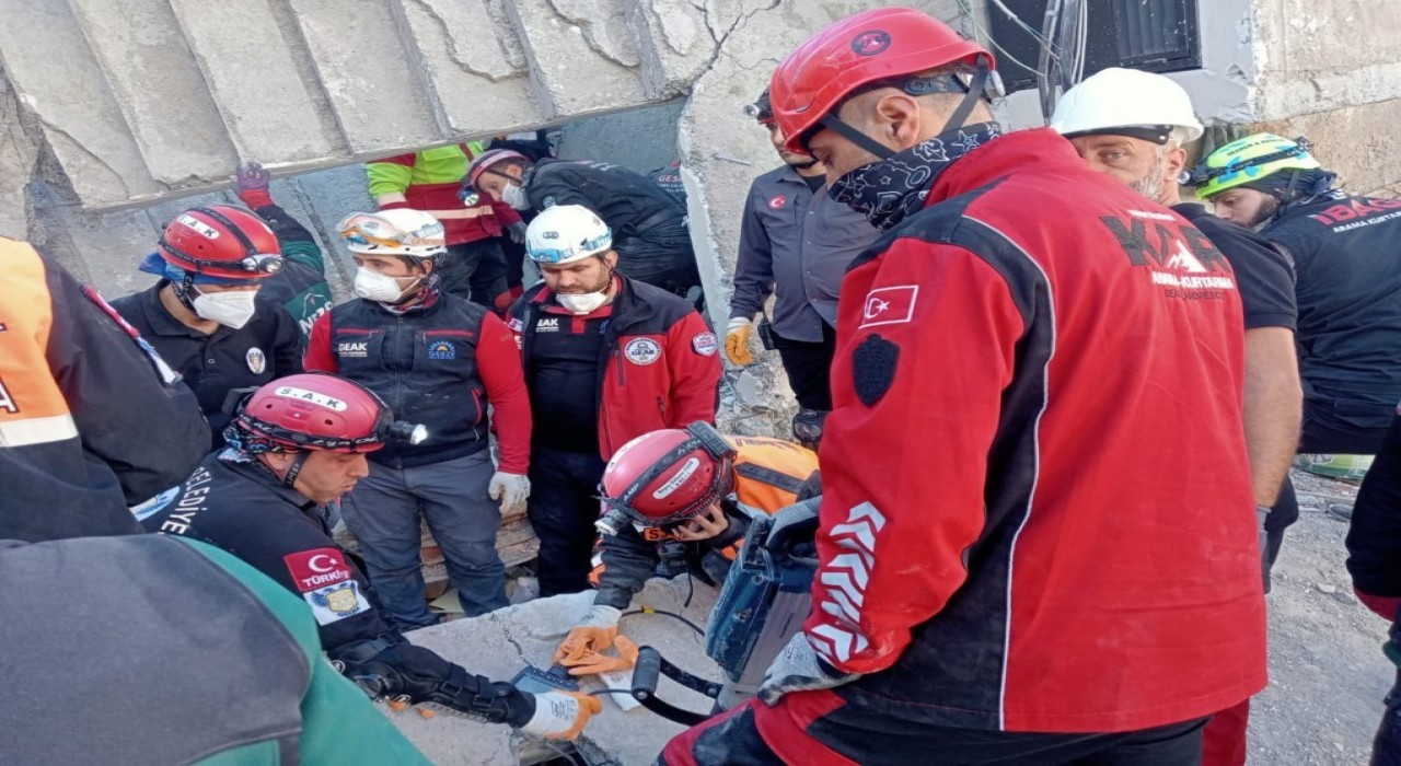 Kartepe Belediyesi ekipleri, Gebzedeki arama-kurtarma çalışmalarına katıldı