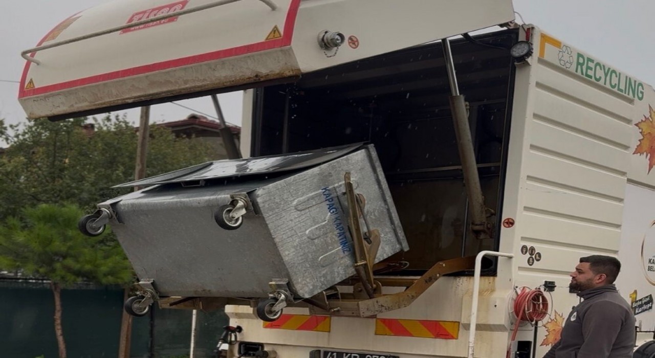 Kartepede çöp konteynerleri özel araçla dezenfekte ediliyor