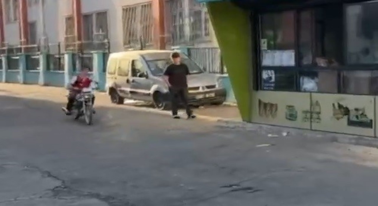 Kasksız ve abart egzozlu motosiklet sürücüsüne ceza