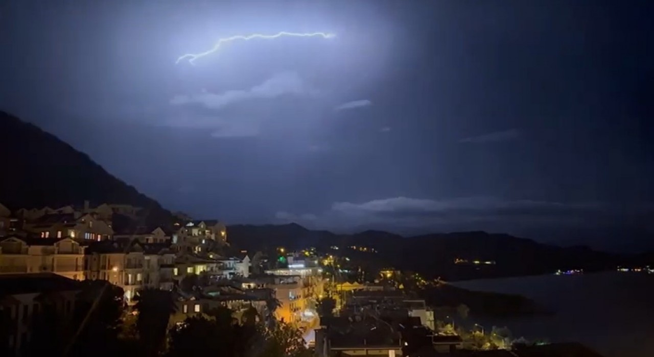 Kaşta şimşekler geceyi gündüze çevirdi: Muhteşem doğa olayı kameraya yansıdı