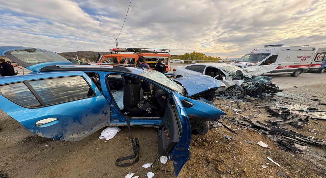 Kastamonuda iki otomobil çarpıştı: 1 ölü, 5 yaralı