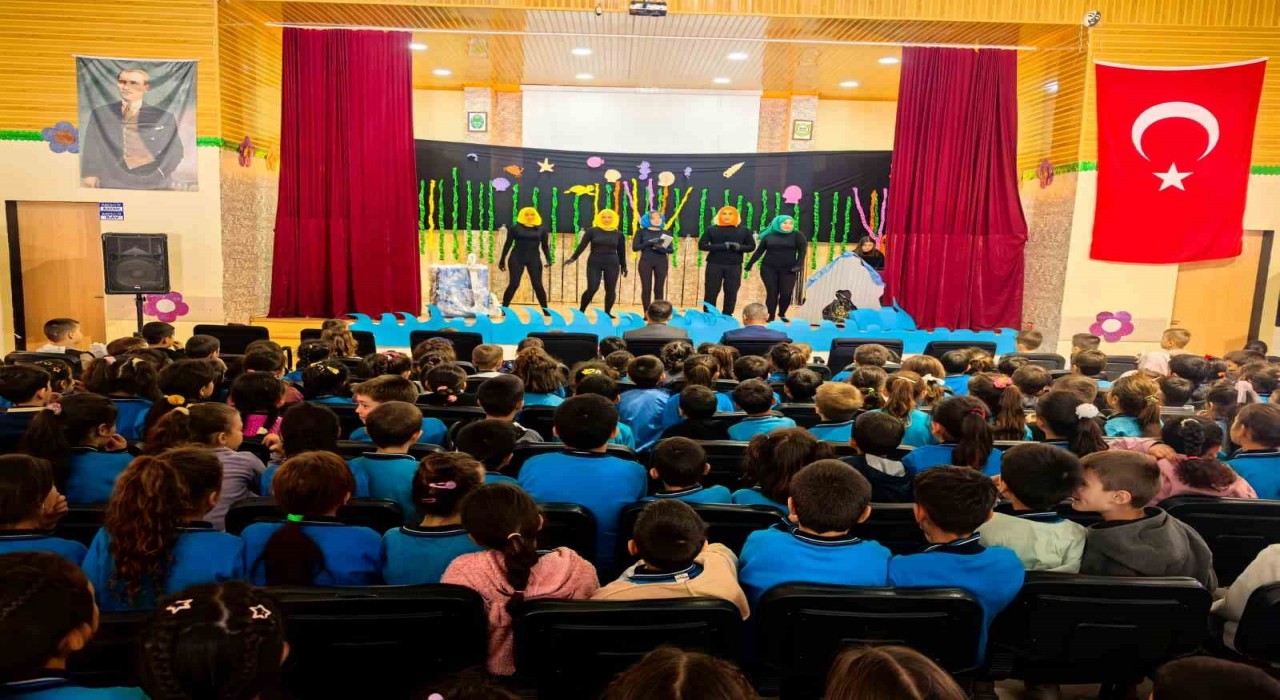 Kavaklıderede gönüllü gençlerden miniklere tiyatro keyfi