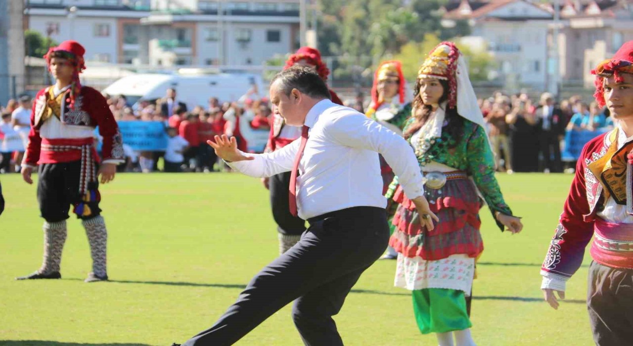 Kaymakam Akkayanın zeybek gösterisi büyük beğeni topladı