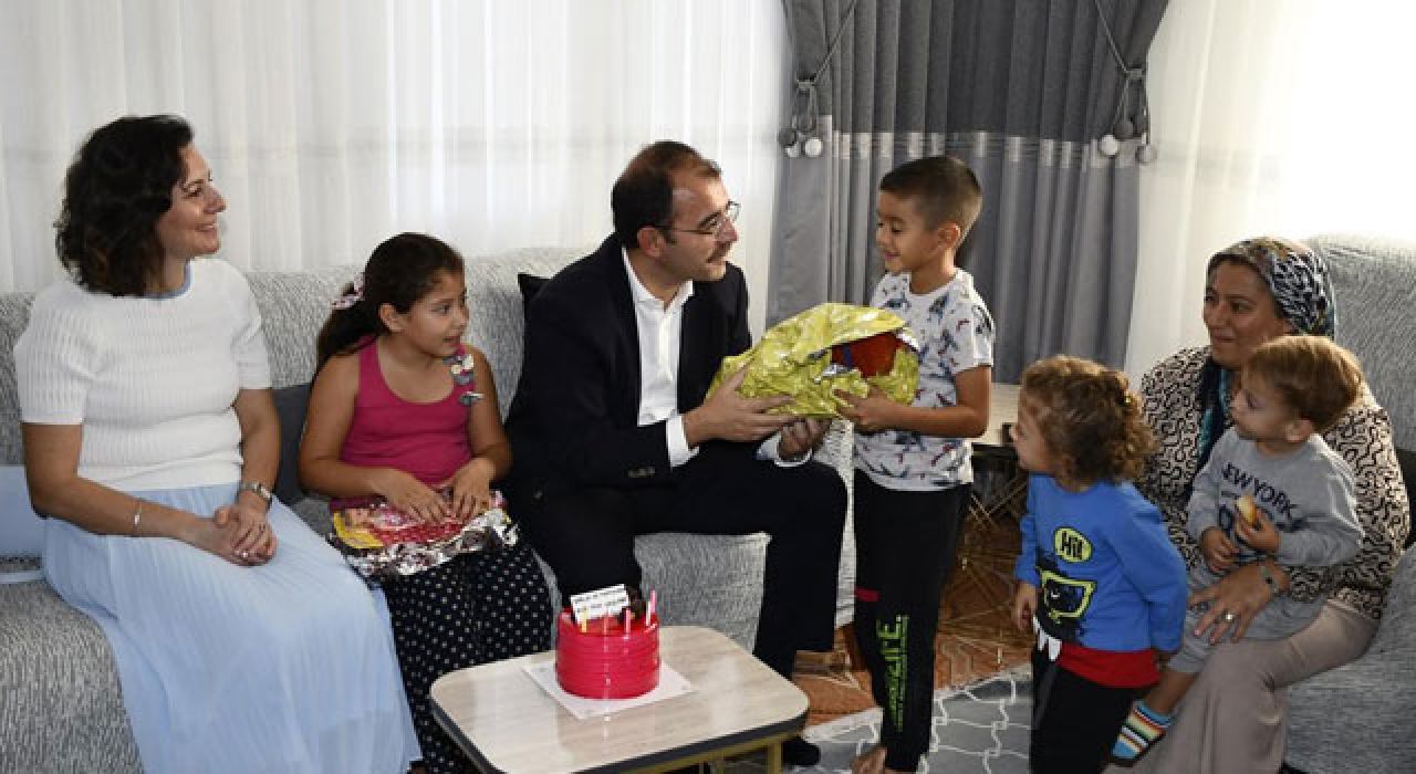 Kaymakam Dolu’dan Minik Öğrenciye Doğum Günü Sürprizi