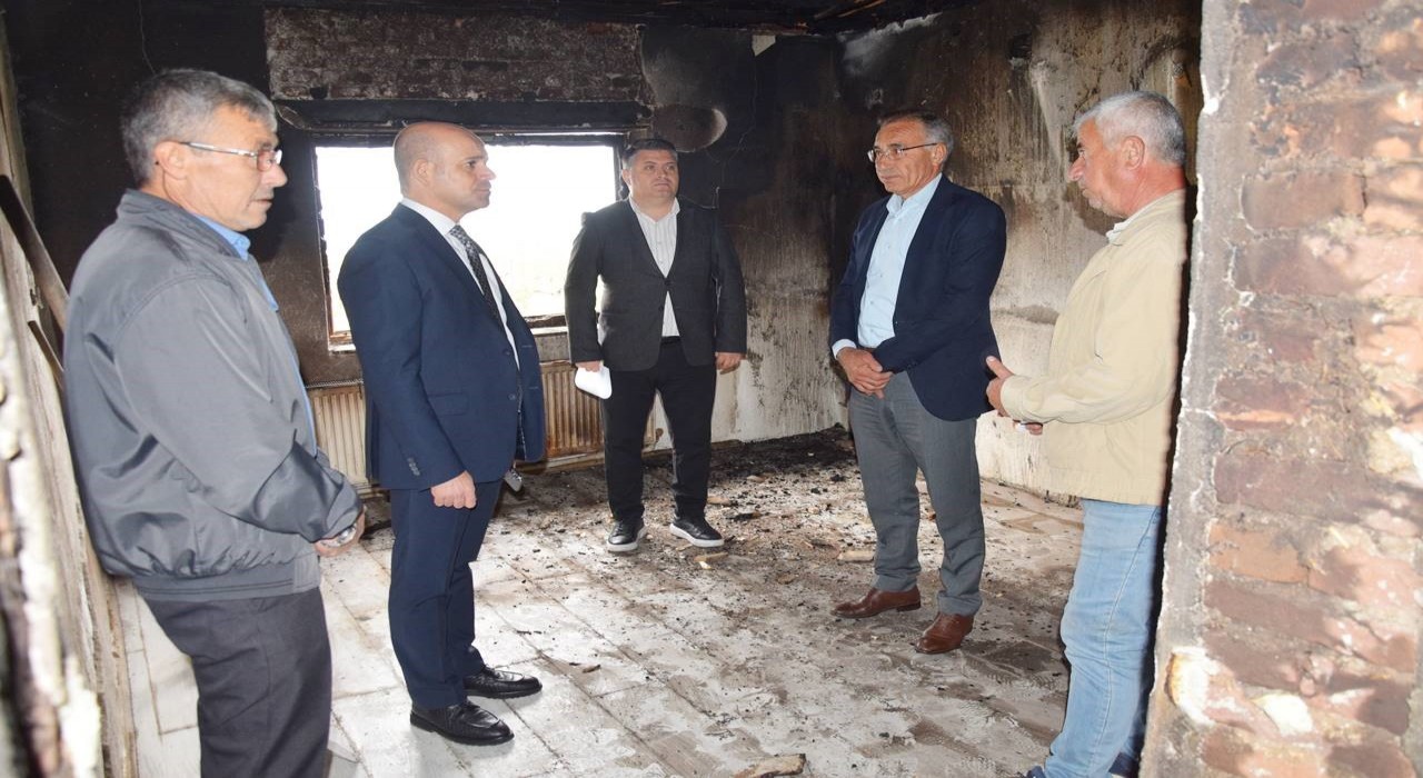Kaymakam Nebioğlu, evi yanan aileyi ziyaret etti