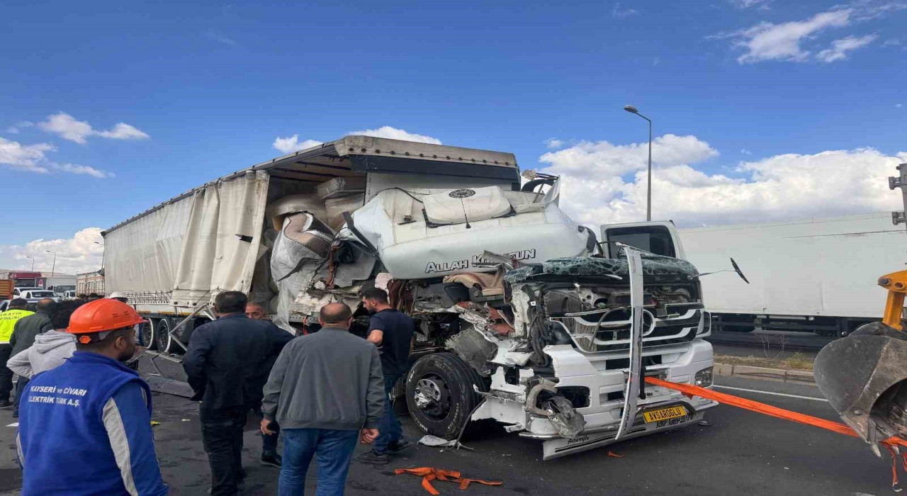 Kayseride 3 araçlı zincirleme kaza: 3 yaralı