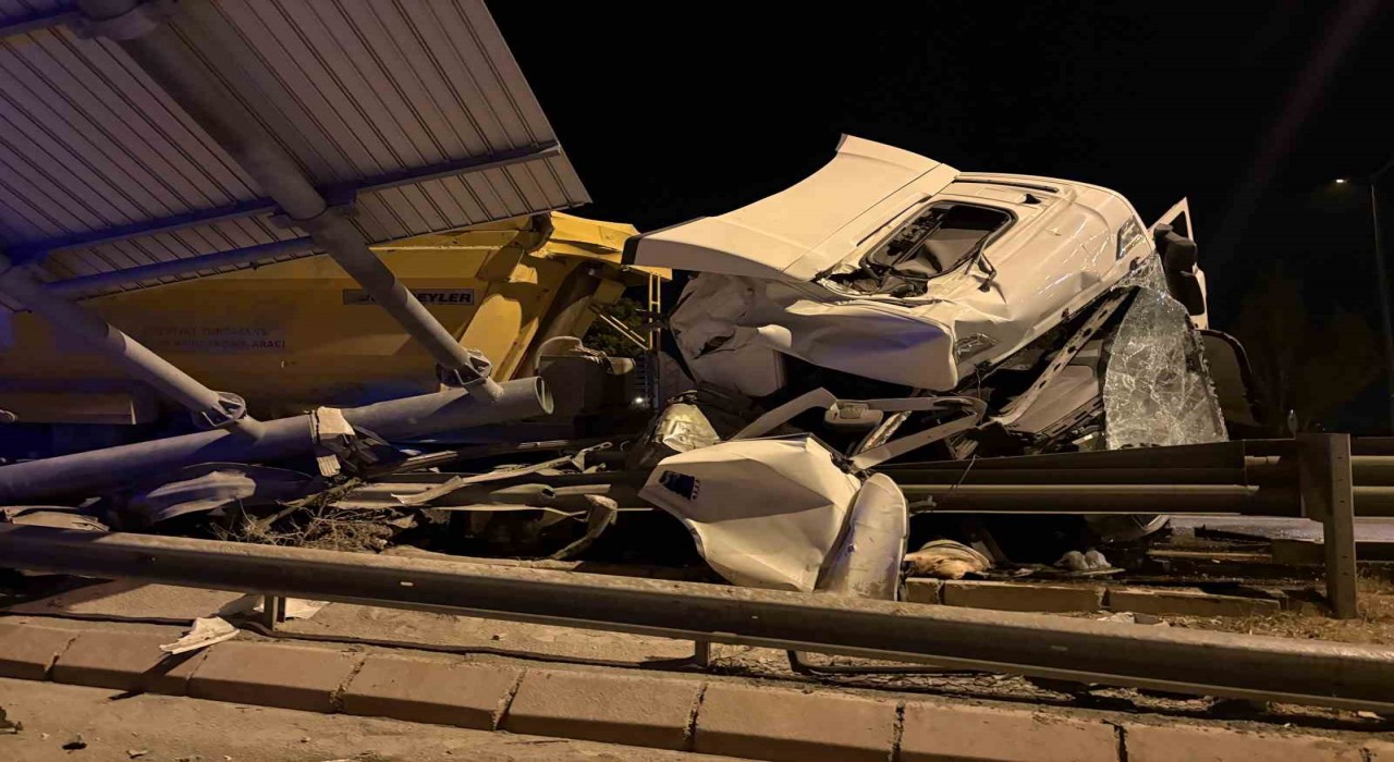 Kayseride tır bariyerlere girdi: 1 yaralı