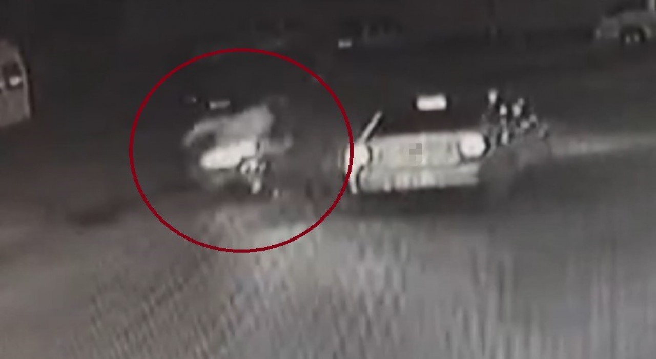 Kaza anı kamerada: Otomobil ile motosiklet çarpıştı