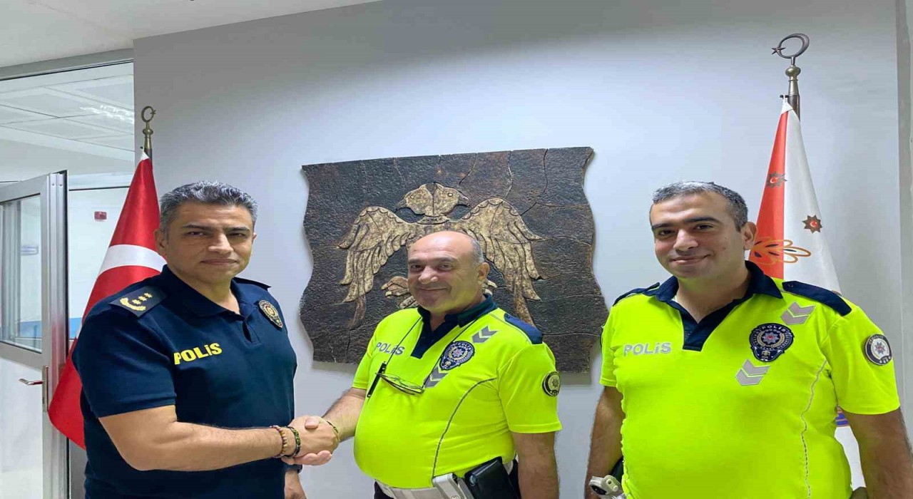 Kaza sonrası yolu süpüren trafik polislerine Emniyet Müdüründen teşekkür