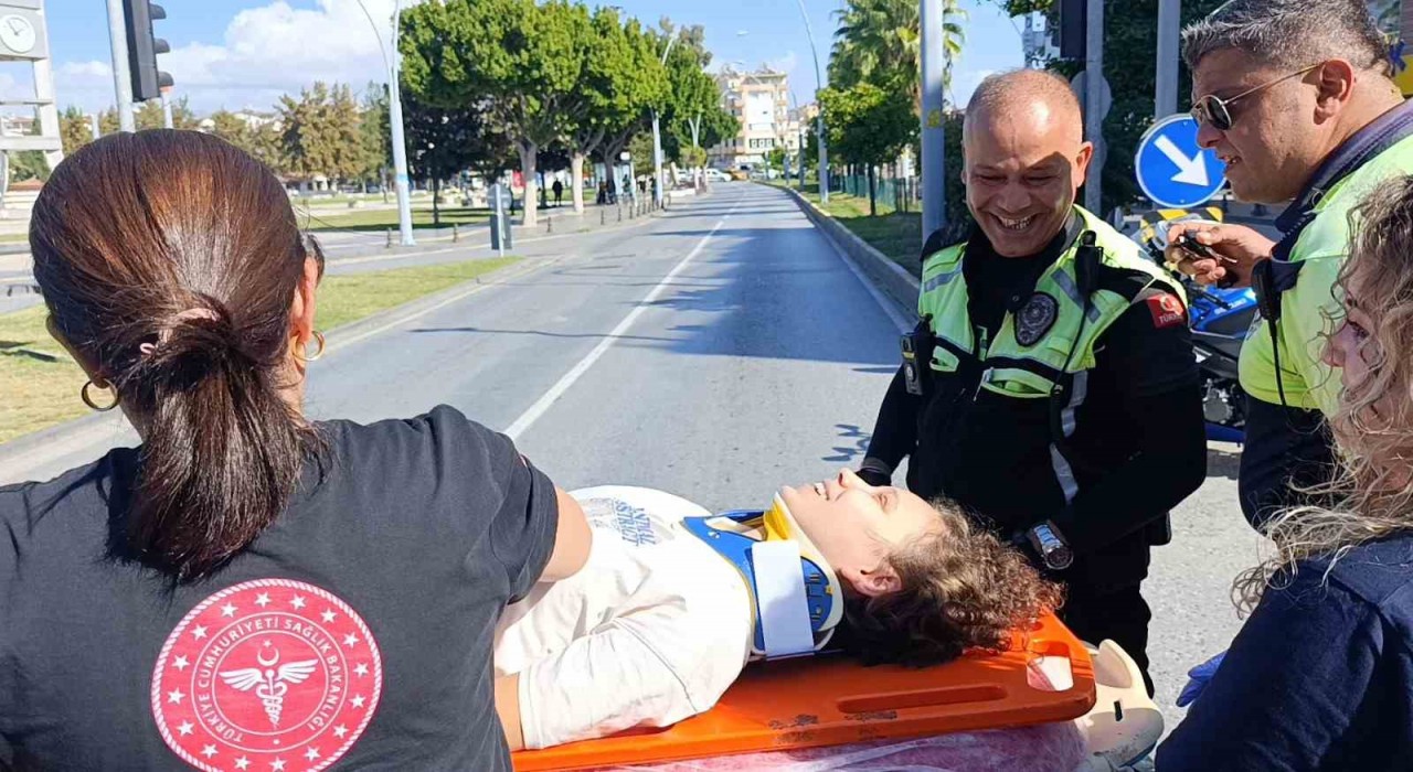 Kaza yapıp yaralanan genç kızdan, başından biran olsun ayrılmayan trafik polisine kahvaltı sözü