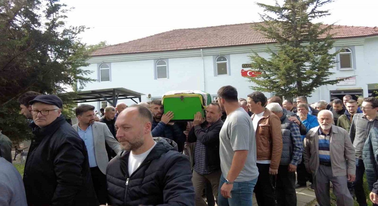 Kazada hayatını kaybeden genç kadın gözyaşları içinde toprağa verildi