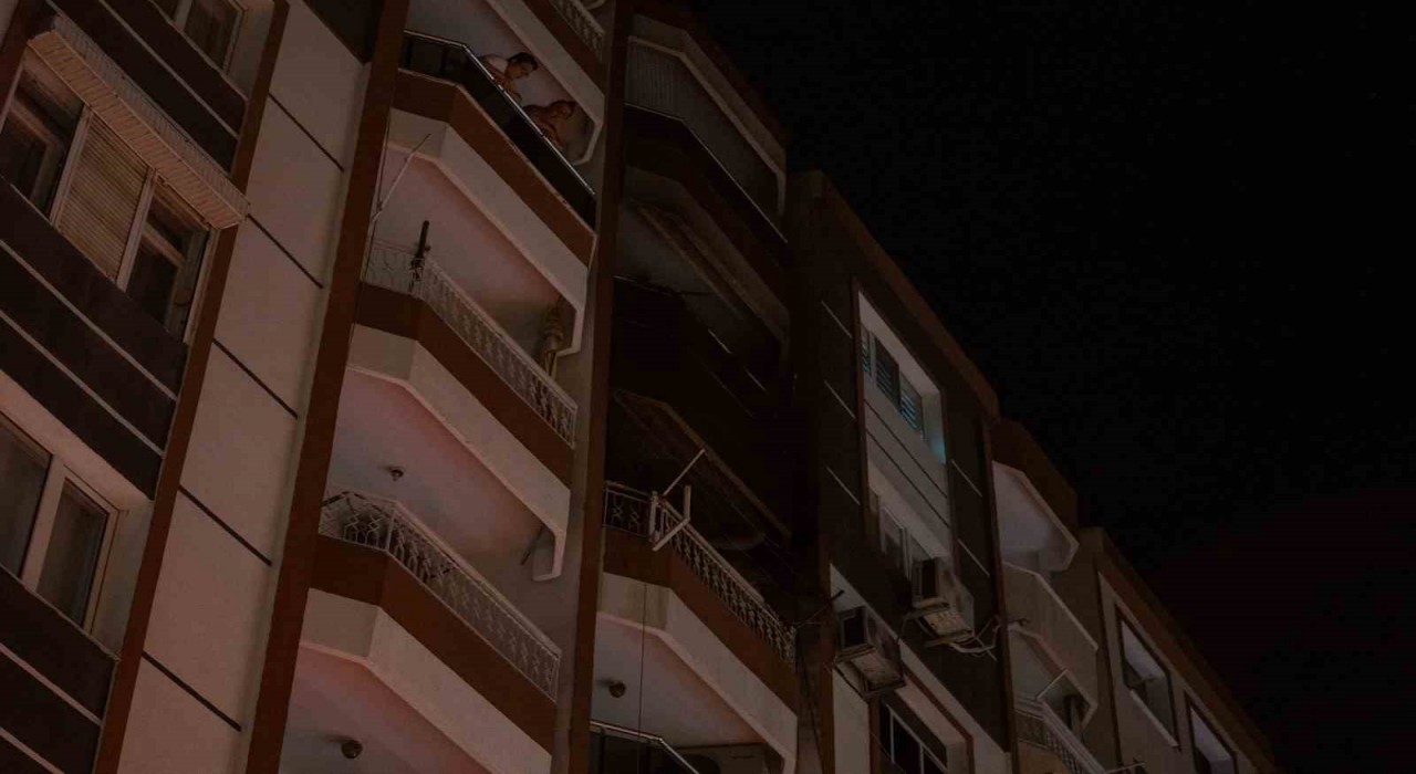 Kendisinden şikayetçi olan eşine kızıp evi ateşe verdi